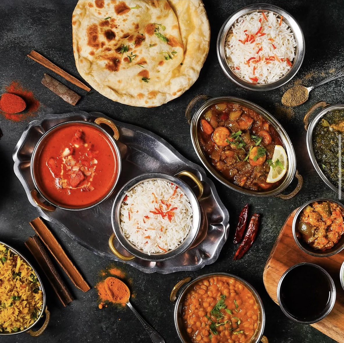 Butter chicken, nans, riz basmati, dal et currys